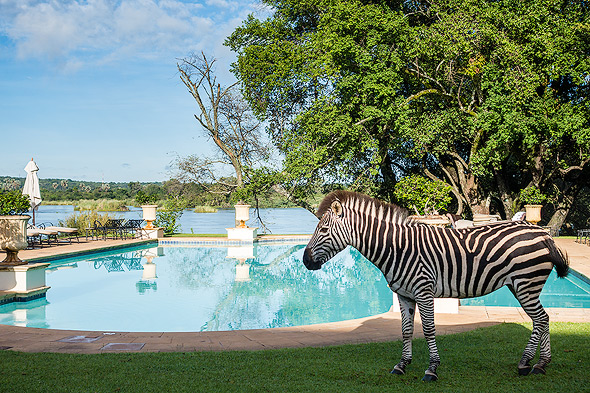... and a Luxus Lodge at Zambezi River. What a contrast!